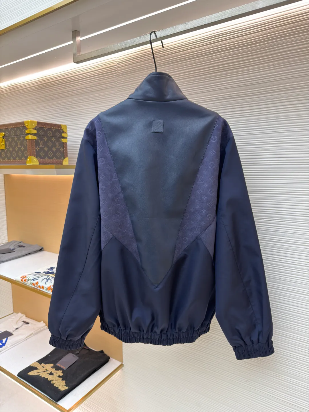 LOUIS VUITTON Presbyopic embossed stitching leather jacket ●Original version: Purchased and developed by 34774 ●Item number: 1681869-C20 ●Fabric: nylon fabric ●Technology: embossed production ●Version: fitted version ●Weight: about 835 grams ●Size: 46-48-50-52 ●Description: The main body of the garment is made of 100% nylon material, which is very breathable. You will not feel stuffy at all when wearing it. The cuffs, collar and front are all made of soft sheep leather, which is smooth to the touch and has a full texture! Classic Monogram embossed suede leather inserts. The high collar design with elastic cuffs and hem is not only windproof and warm, but also allows you to move freely without feeling restricted at all! The zipper opening and closing design on the side is also very considerate, making it very convenient to put on and take off. There are also practical pockets on both sides, which can hold many small items. It is fully functional and can be matched with many types of clothing to create a fashionable look. The overall wiring is straight and delicate, the fabric is comfortable and soft, and the color is consistent without color difference. It can be matched with the same style to create a fashionable look and control various occasions. Customized accessories, complete with three standards, same style for men and women!